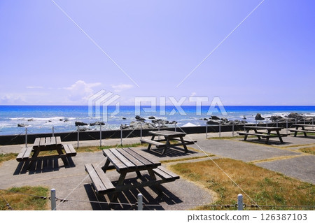 The blue sky and sea of Wadaura Beach in Minamiboso City, Chiba Prefecture The blue sky and sea of Wadaura Beach in Minamiboso City, Chiba Prefecture 126387103