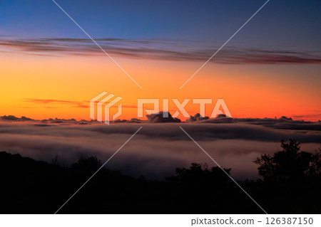 從夏威夷大島莫納克亞山遊客中心欣賞壯麗的黎明景色 126387150