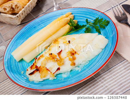 Grilled halibut fillet with asparagus 126387448