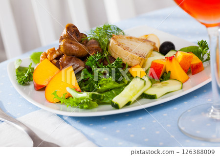 Roasted chicken hearts with slices of pears 126388009