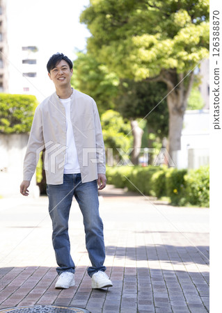 一名 40 多歲的男子對著鏡頭微笑 126388870