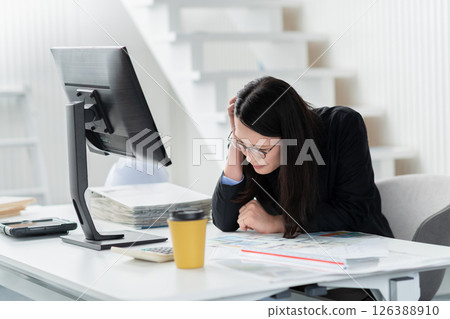 一名建築公司女員工看起來很困擾 126388910
