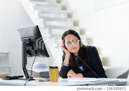 一名建築公司女員工看起來很困擾 126388911