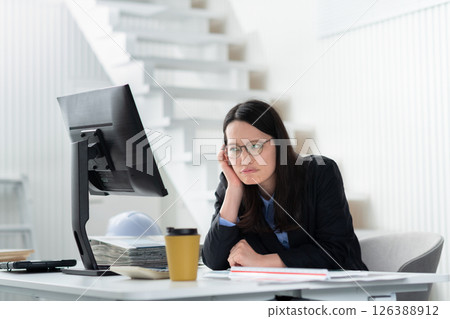 一名建築公司女員工看起來很困擾 126388912