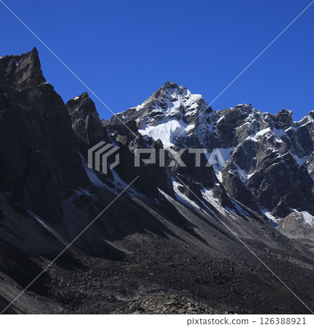 Mountain peaks near Thonak Tsho, Gokyo Valley. 126388921