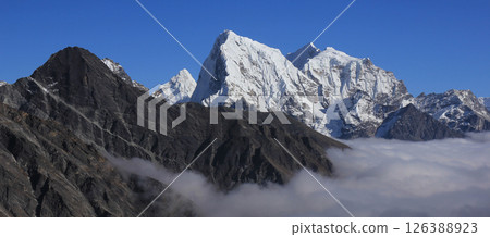A glimpse of Ama Dablam, Cholatse and Tobuche. 126388923