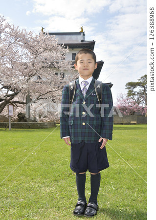 在北海道松前町松前城公園拍攝的一年級學生春季肖像 126388968