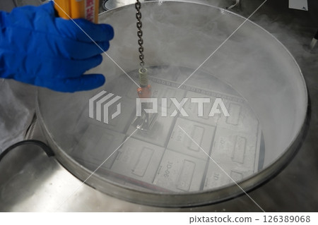 液氮操作 液氮操作 126389068