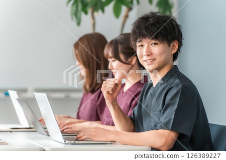 醫療、會議、學習會、研討會、培訓、穿著手術服的男女醫務人員接受培訓 126389227