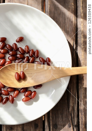 棕色藥丸補充劑,每次服用兩片 棕色藥丸補充劑,每次服用兩片 126389438