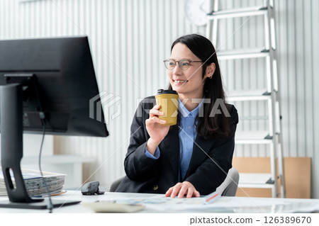 一位建築師和室內設計師正在喝咖啡休息 126389670