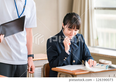 在學校教室和補習班認真學習的國中生 126390073