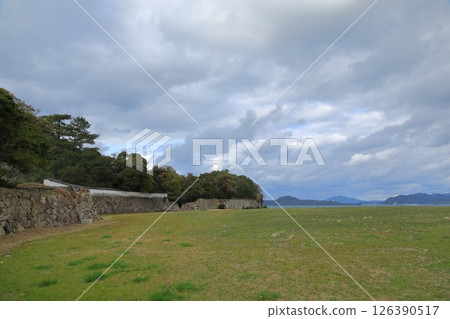 透過萩城遺址的土牆，可以眺望日本海 126390517
