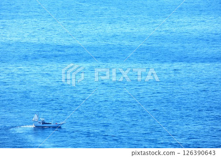 一艘小漁船在海上航行 126390643