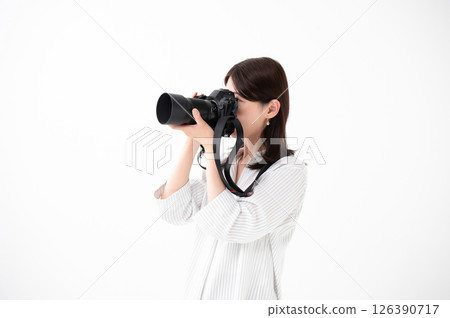 一個女人帶著照相機 126390717