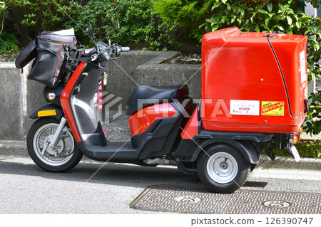 日本橫濱城市景觀：街角的郵政快遞自行車（正在送貨的郵政工作人員）=橫濱市15日 126390747