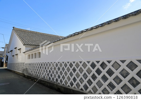 The beautiful white-walled Kikuya Residence in Hagi Castle Town 126390818