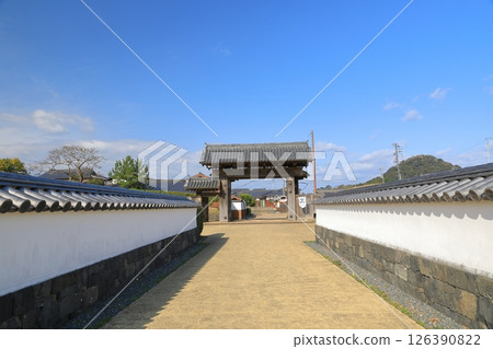 The majestic appearance of the northern main gate of Hagi Castle under a blue sky 126390822