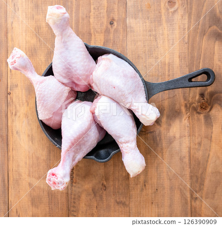 Raw chicken drumsticks Raw chicken drumsticks 126390909