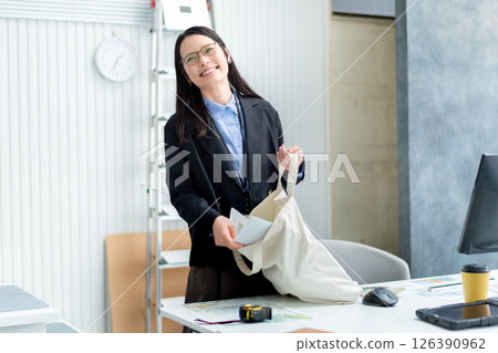 一名建築公司女員工準備下班 一名建築公司女員工準備下班 126390962