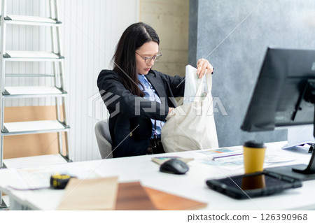 一名建築公司女員工準備下班 126390968