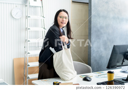 一名建築公司女員工準備下班 126390972