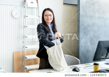 一名建築公司女員工準備下班 一名建築公司女員工準備下班 126390973