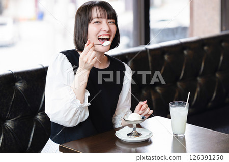 在咖啡館吃冰淇淋的女人 126391250
