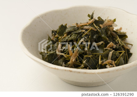 山椒佃煮(用醬油煮的食物)用小碗盛裝的山椒葉 山椒佃煮(用醬油煮的食物)用小碗盛裝的山椒葉 126391290