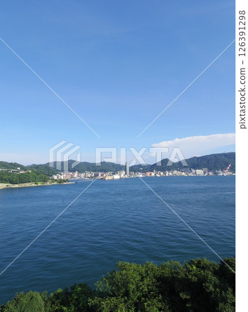 從山口縣下關市眺望北九州市的街景 從山口縣下關市眺望北九州市的街景 126391298