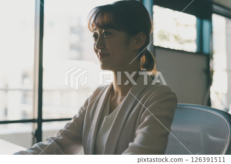 business woman, businesswoman, female 126391511