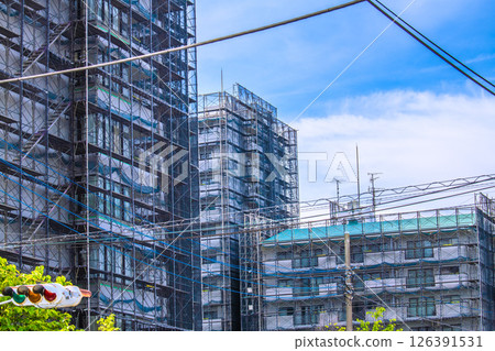 日本橫濱城市景觀 - 為維修和檢查公寓大樓而搭建的鷹架和防護網（橫濱市） 126391531