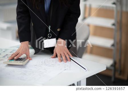 建築公司員工正在檢查圖紙 126391657
