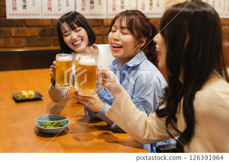 一個年輕的女人吐司 126391964