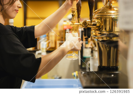 Female staff working at an izakaya 126391985