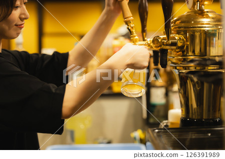 工作人員倒啤酒 126391989