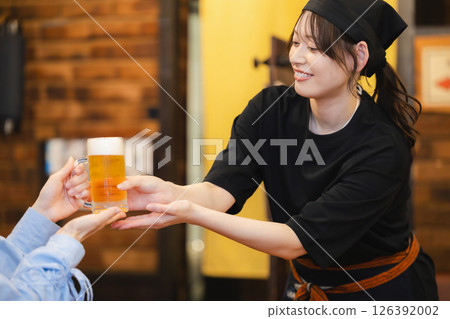 餐廳服務生端啤酒 126392002