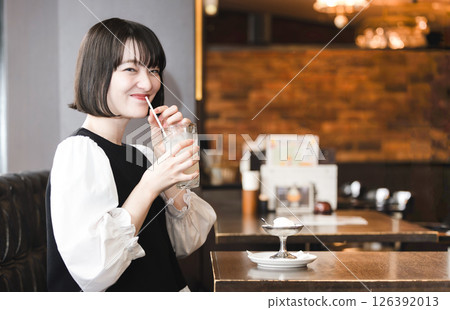 女人喝軟性飲料 126392013