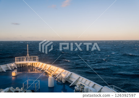 [東京九州渡輪開往真由新門司，在波濤洶湧的太平洋上從船頭望去] 126392597
