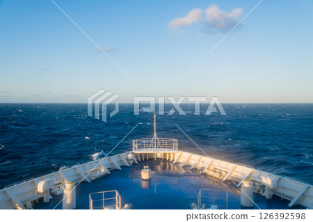 [東京九州渡輪開往真由新門司，在波濤洶湧的太平洋上從船頭望去] 126392598