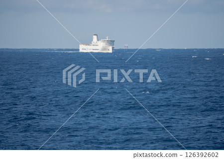 【東京九州渡輪濱湯號（開往新門司港）和昇涼湯號（開往橫須賀港）互相接駁】 126392602