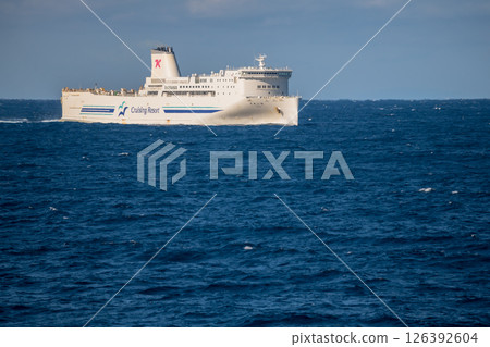 【東京九州渡輪濱湯號(開往新門司港)和昇涼湯號(開往橫須賀港)互相接駁】 【東京九州渡輪濱湯號(開往新門司港)和昇涼湯號(開往橫須賀港)互相接駁】 126392604