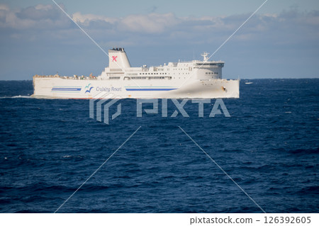 【東京九州渡輪濱湯號(開往新門司港)和昇涼湯號(開往橫須賀港)互相接駁】 【東京九州渡輪濱湯號(開往新門司港)和昇涼湯號(開往橫須賀港)互相接駁】 126392605