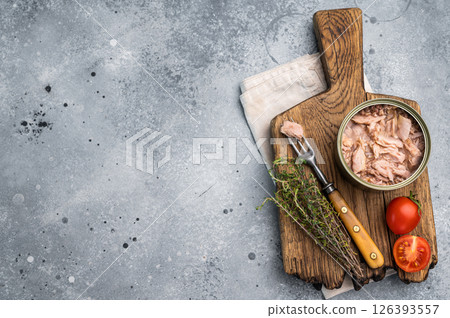 Delicious canned tuna in olive oil, ideal for salads, sandwiches, or as a savory snack on the go. grey background. top view 126393557