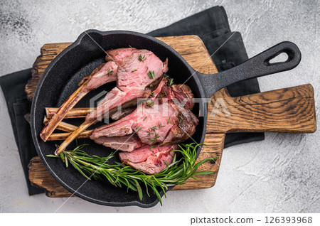 Roast lamb chops, mutton meat cutlets in a skillet. grey background. top view 126393968