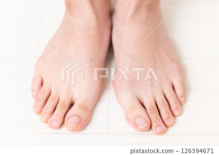Middle female bare feet Middle female bare feet 126394671