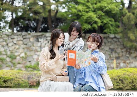 坐在長椅上休息的女人 坐在長椅上休息的女人 126396874