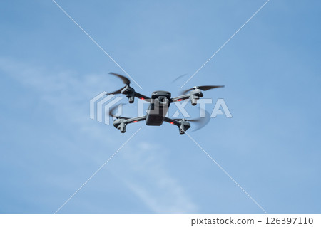 無人機在天空中飛行（庫存照片） 126397110