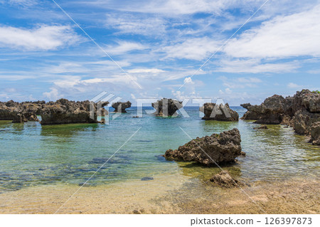 南國島嶼的美麗海天(沖永良部島、宇治地海灘) 南國島嶼的美麗海天(沖永良部島、宇治地海灘) 126397873