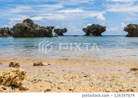 南國島嶼的美麗海天(沖永良部島、宇治地海灘) 南國島嶼的美麗海天(沖永良部島、宇治地海灘) 126397874